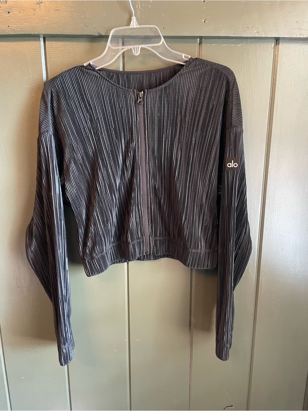 Alo Cropped Micro Plisse Jacket - Picture 4 of 5